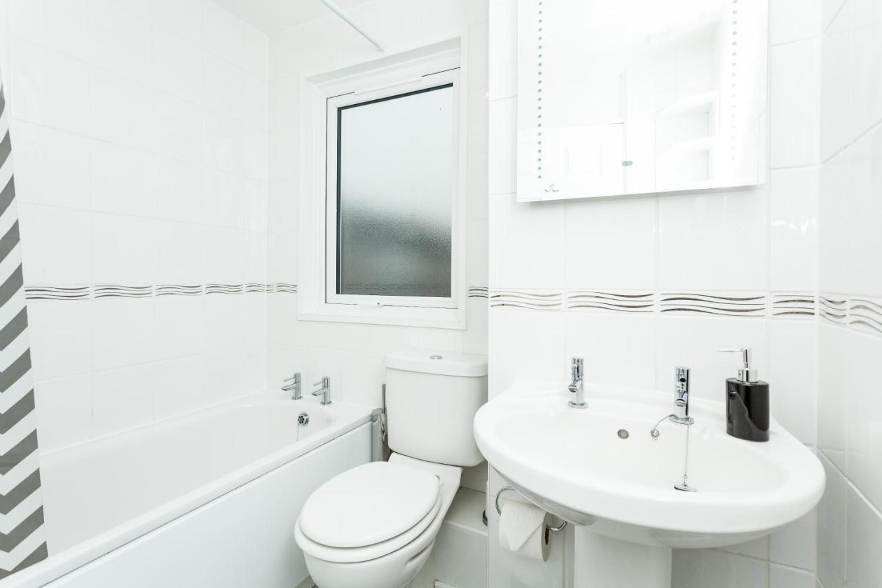 Gatwick Place - 4 Bed 2 Bath Self Contained House With Private Garden ホーリー エクステリア 写真