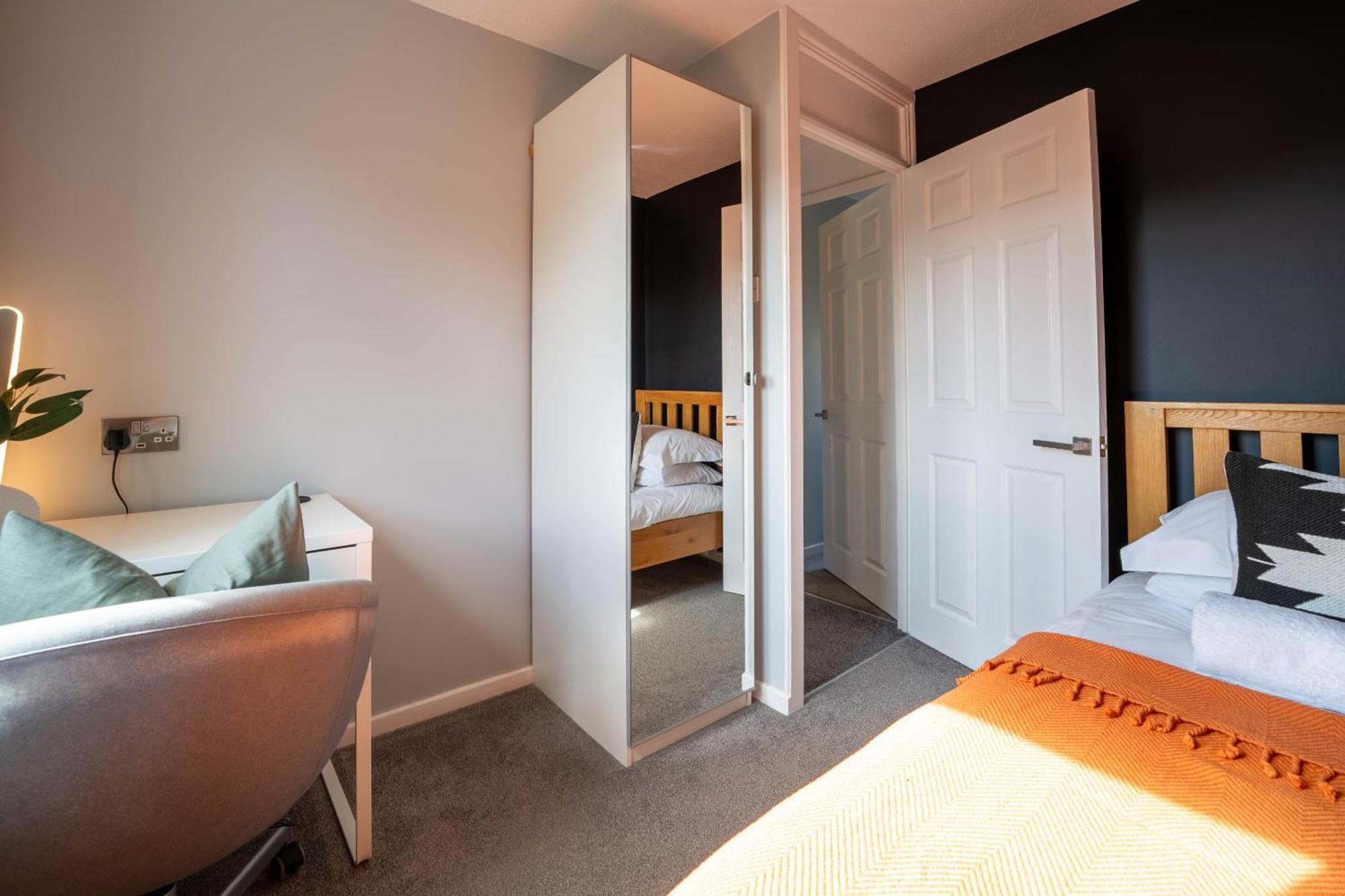 Gatwick Place - 4 Bed 2 Bath Self Contained House With Private Garden ホーリー エクステリア 写真