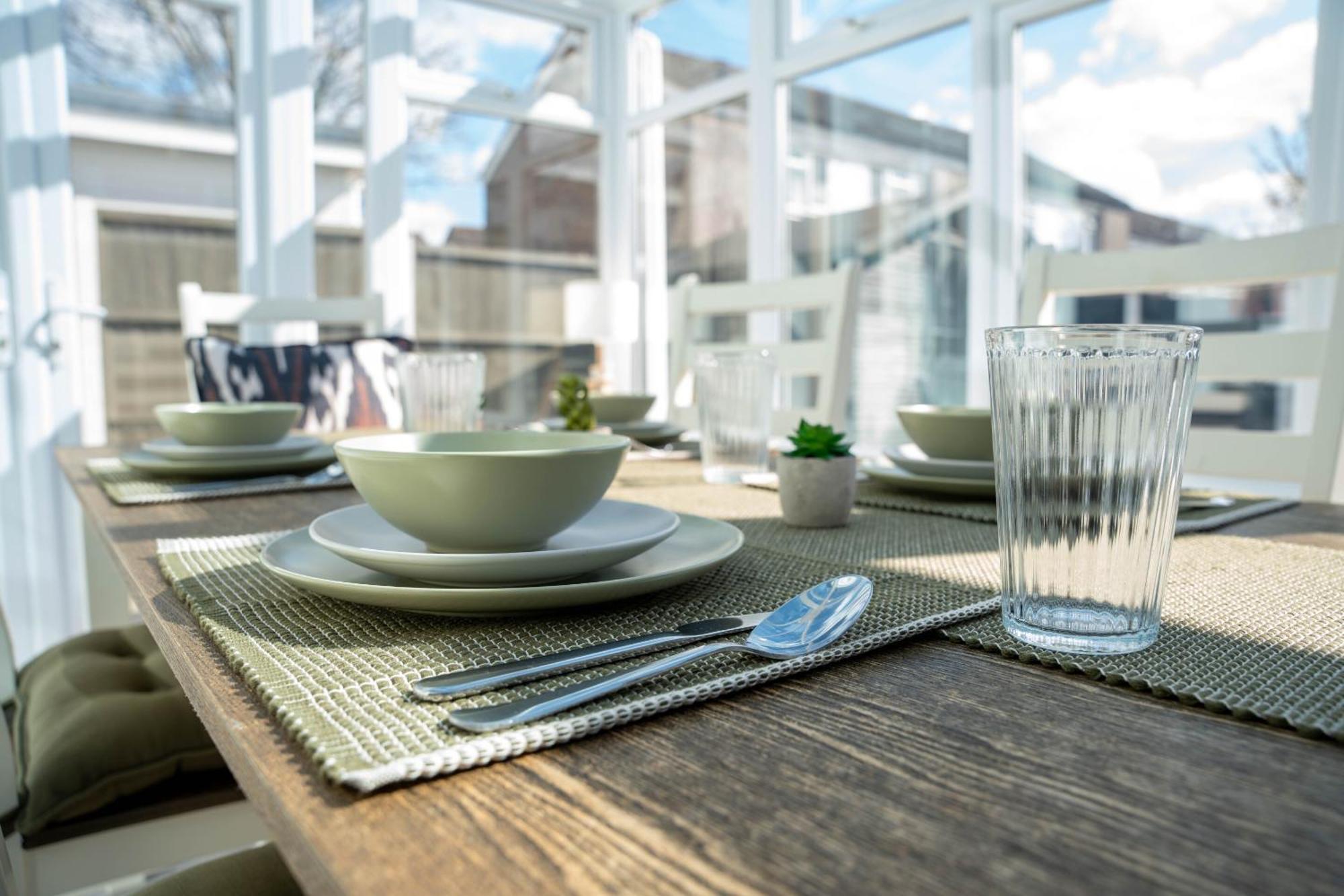Gatwick Place - 4 Bed 2 Bath Self Contained House With Private Garden ホーリー エクステリア 写真