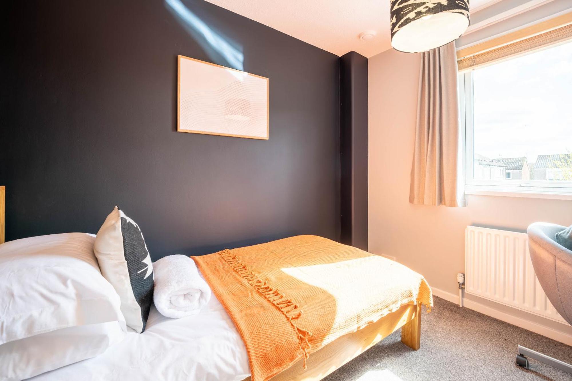 Gatwick Place - 4 Bed 2 Bath Self Contained House With Private Garden ホーリー エクステリア 写真