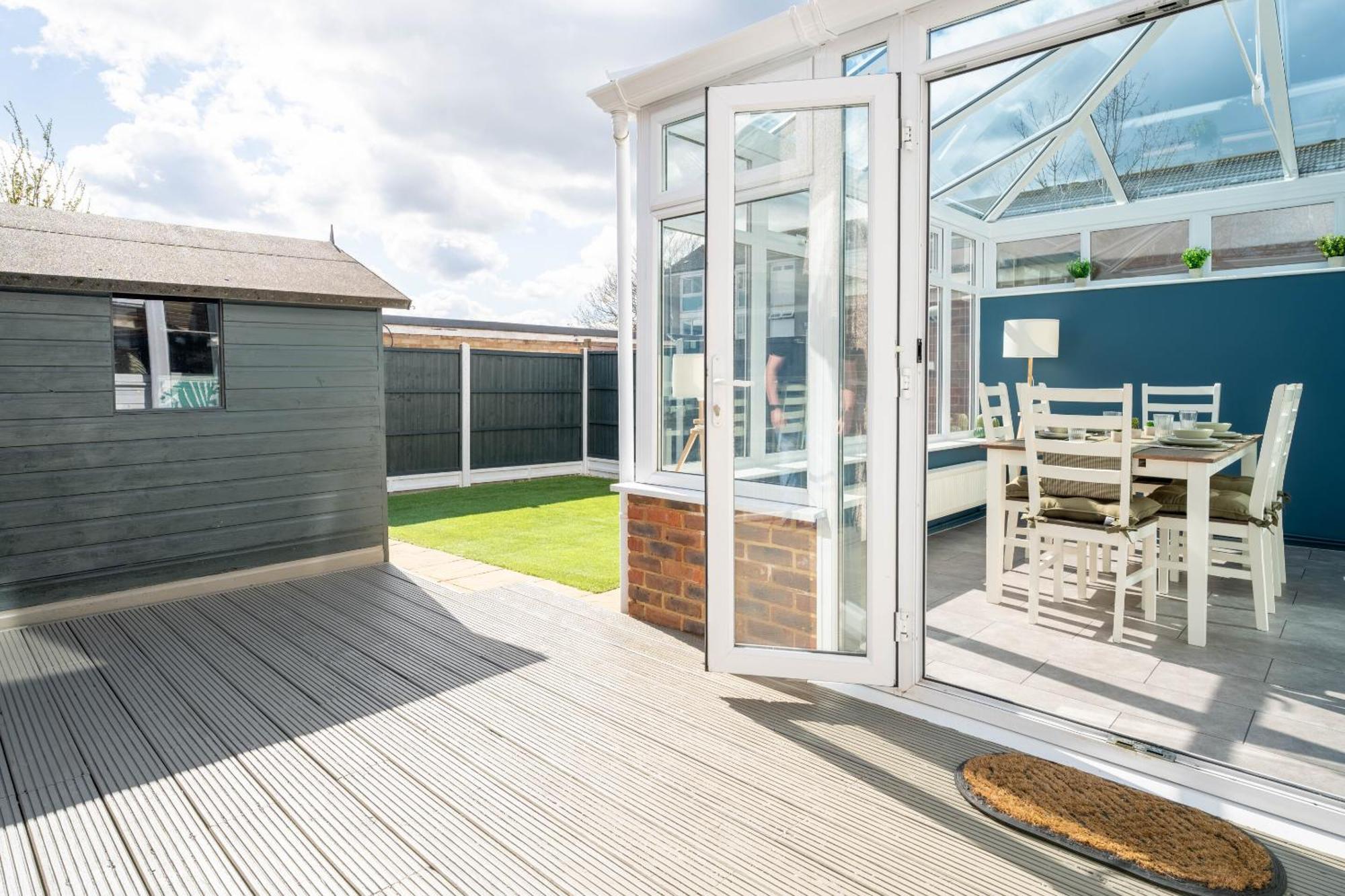 Gatwick Place - 4 Bed 2 Bath Self Contained House With Private Garden ホーリー エクステリア 写真