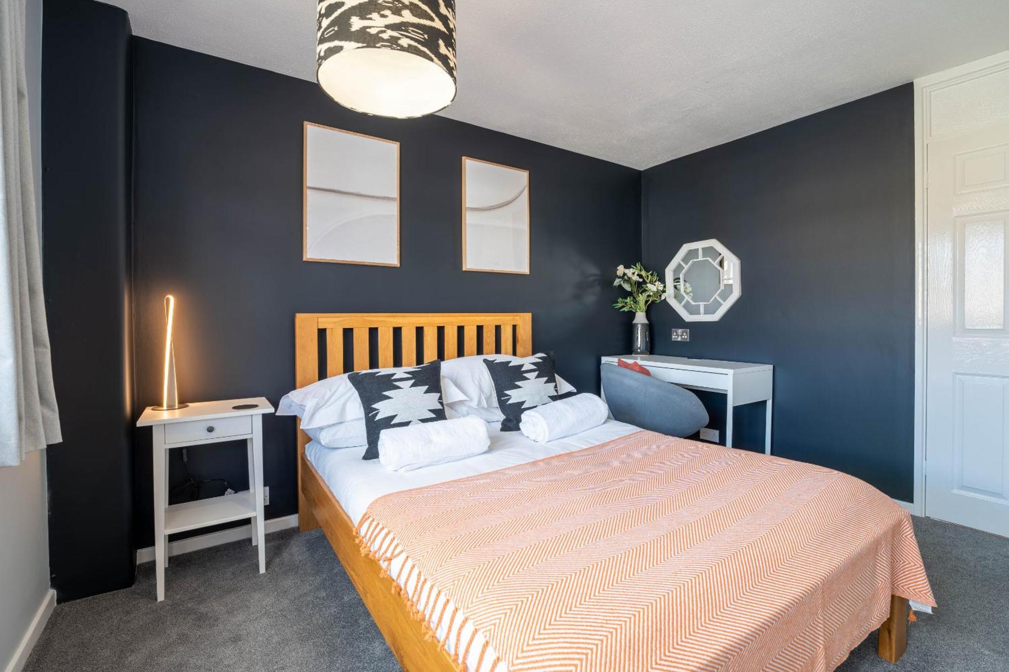 Gatwick Place - 4 Bed 2 Bath Self Contained House With Private Garden ホーリー エクステリア 写真