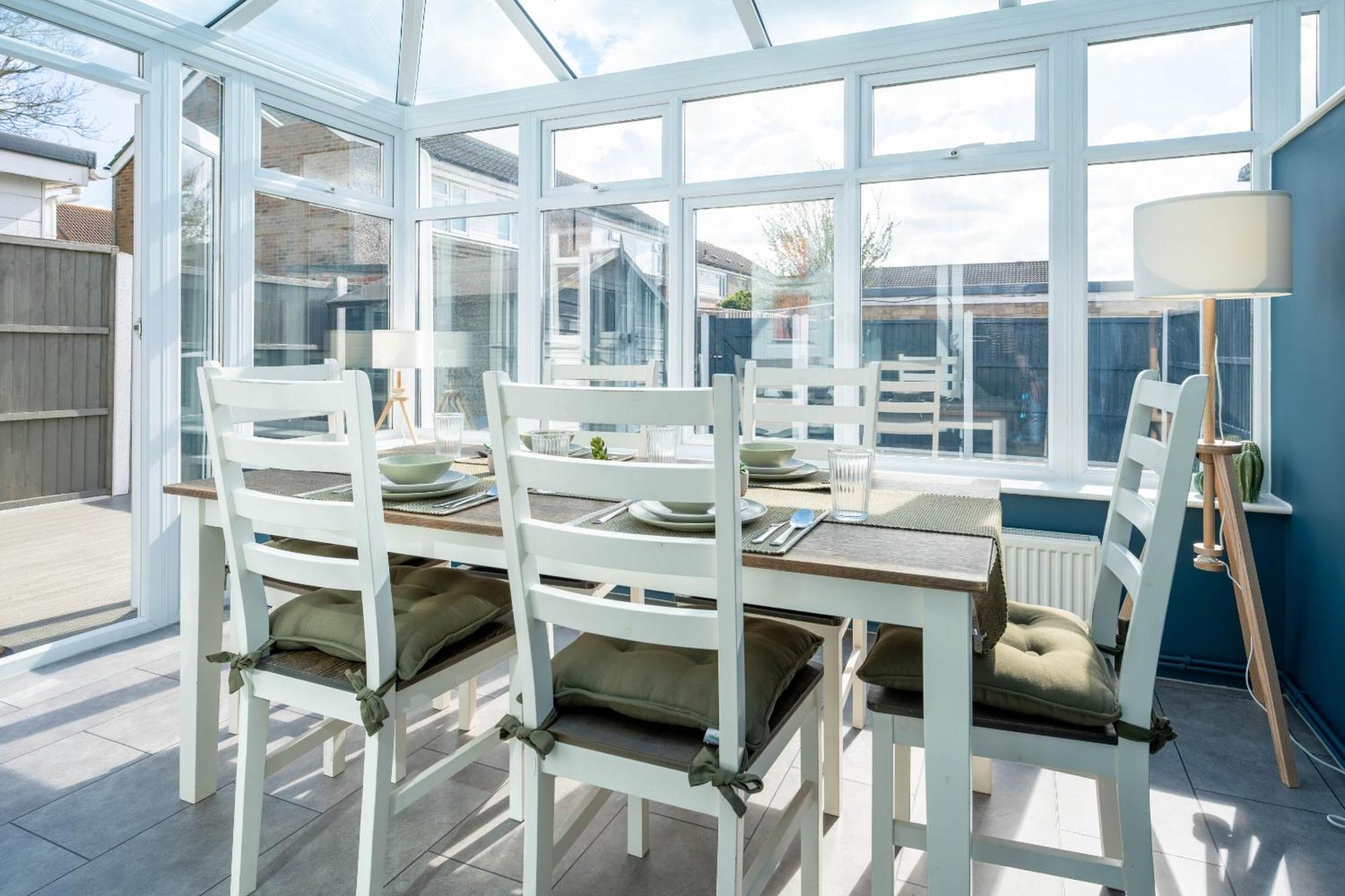 Gatwick Place - 4 Bed 2 Bath Self Contained House With Private Garden ホーリー エクステリア 写真