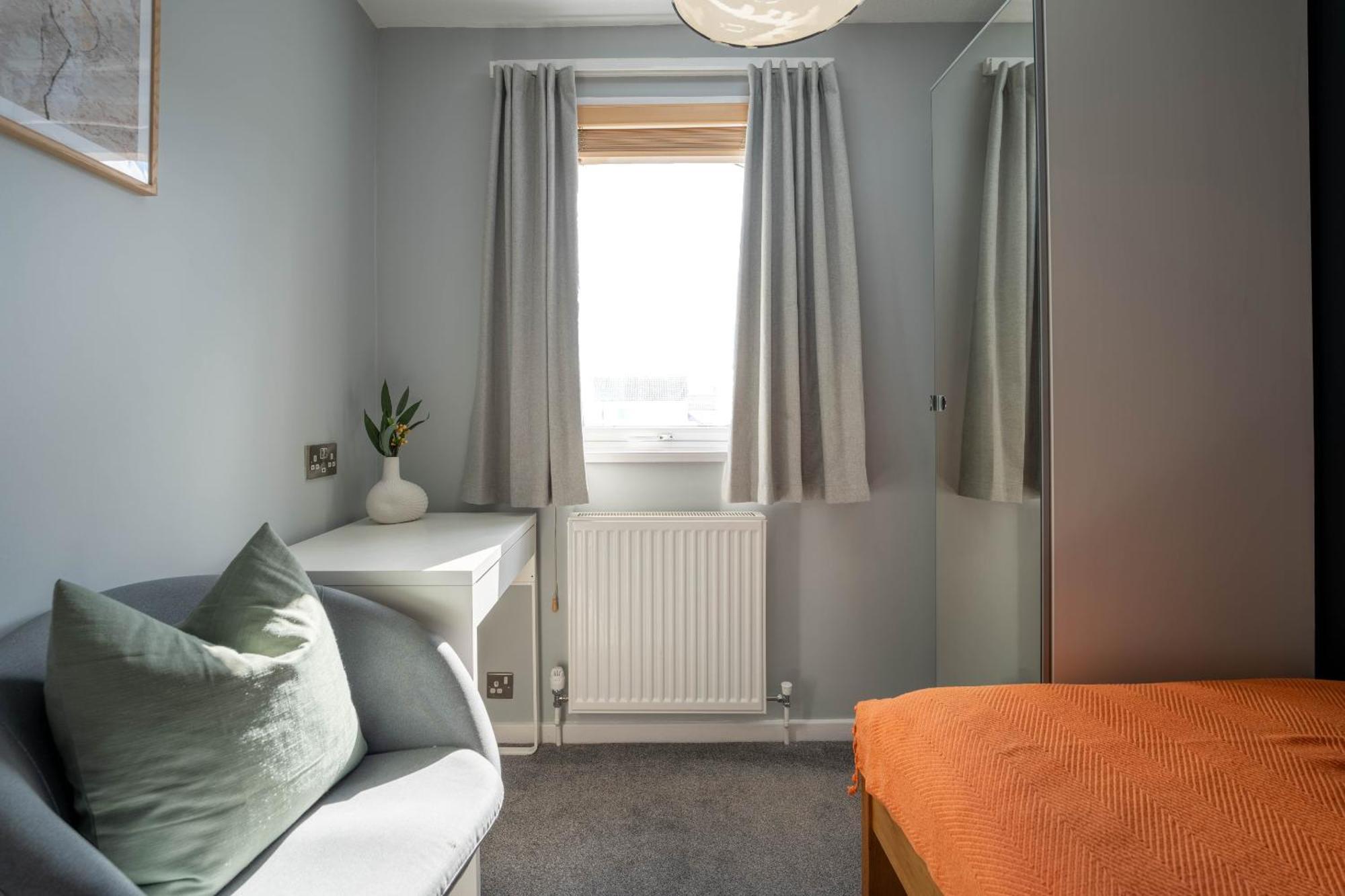 Gatwick Place - 4 Bed 2 Bath Self Contained House With Private Garden ホーリー エクステリア 写真