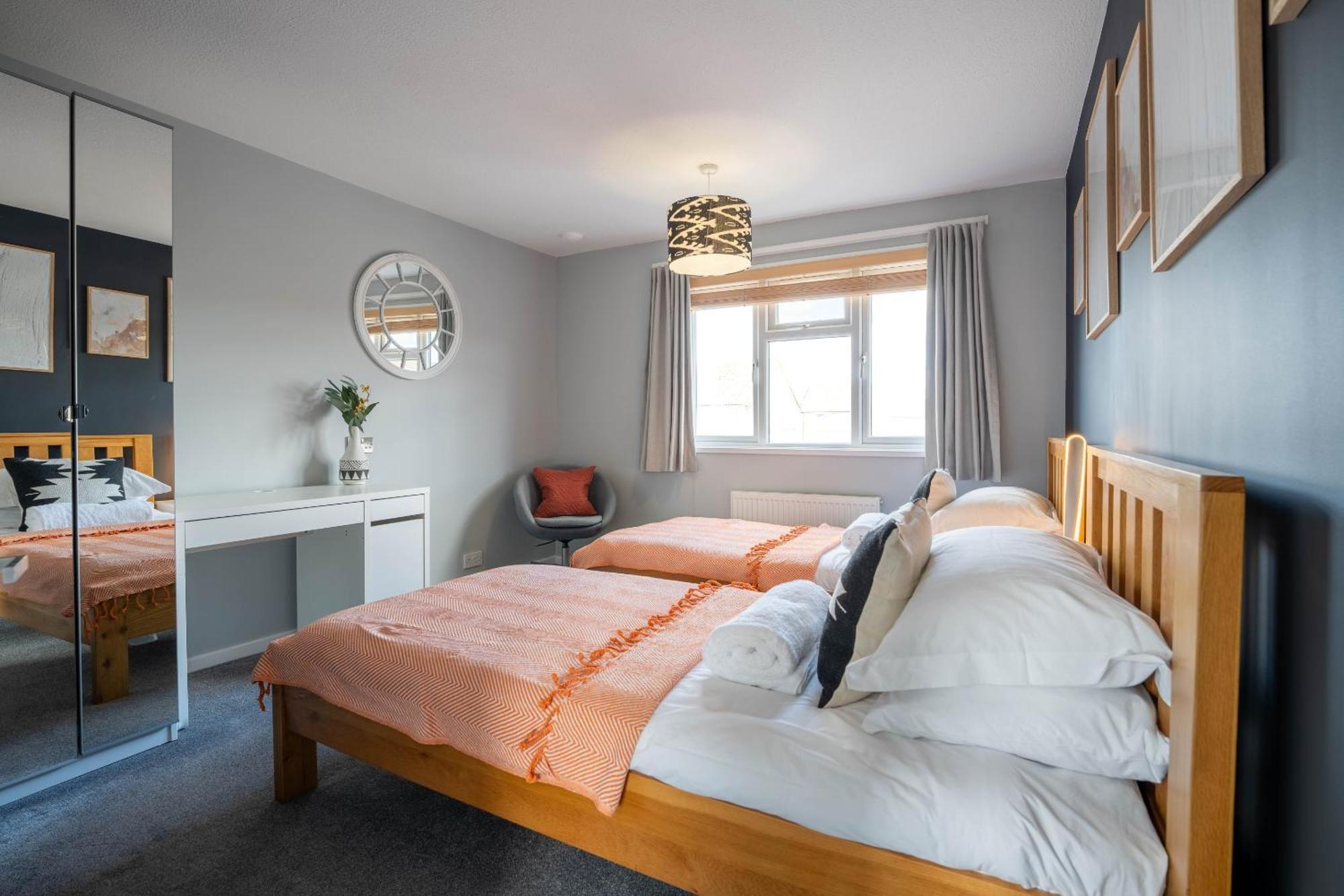 Gatwick Place - 4 Bed 2 Bath Self Contained House With Private Garden ホーリー エクステリア 写真